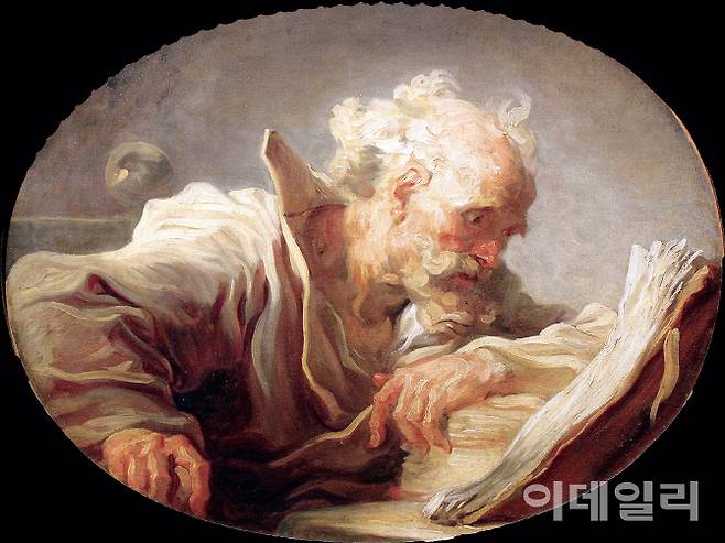 장 오노레 프라고나르의 ‘책 읽는 철학자’(1767∼1770·위). 1779년 이후 행방이 묘연했다가 242년이 지난 2021년 프랑스 어느 아파트 방구석에서 발견됐다. 감정 끝에 그해 경매에 올라 768만유로(당시 약 103억원)에 낙찰. 귀족들의 연애사건이나 그린 세속적인 화가려니 했던 프라고나르에 대한 평가가 이 ‘사건’으로 뒤집혔다. 아래는 같은 주제·기법으로 그린 또 다른 ‘책 읽는 철학자’(1767∼1770). 각각 캔버스에 유채, 45.8×57㎝(개인소장), 캔버스에 유채, 59×72㎝(독일 함부르크미술관 소장).