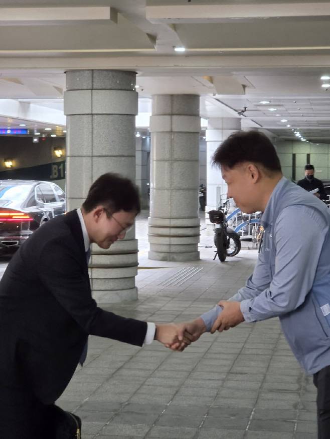 박윤영 KT 대표가 31일 오후 첫 공식 일정으로 분당 KT 본사사옥에서 열린 KT 노동조합 2026년도 정기 전국대의원대회에 참석했다. 박 대표가 노조 관계자와 악수를 하고 있다(사진=윤정훈 기자)