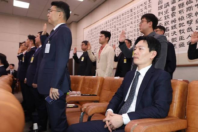 국조특위에서 증언선서를 거부하고 있는 박상용(맨 오른쪽) 검사. (사진=연합뉴스)