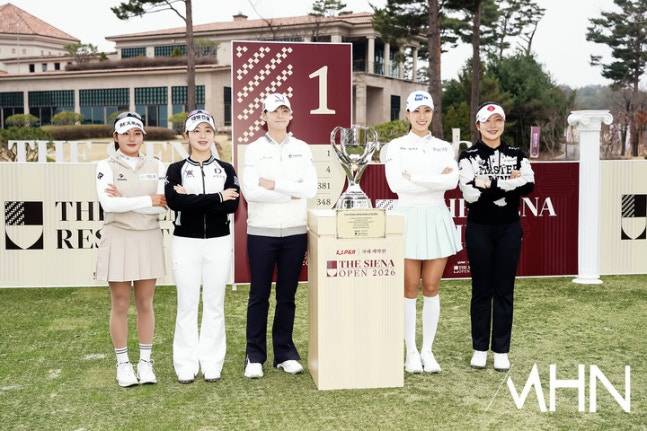 지난 1일 더 시에나 오픈 포토콜 행사에서 박성현, 유현주 등 주요 참가 선수들이 포즈를 취하고 있다.