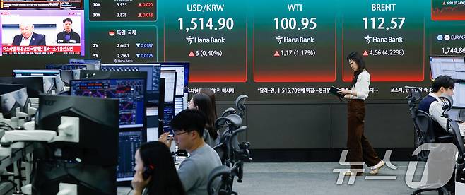 서울 중구 하나은행 본점 딜링룸 전광판에 표시된 달러·원 환율과 서부텍사스산원유(WTI), 브렌트유 가격. 2026.3.30 ⓒ 뉴스1 안은나 기자