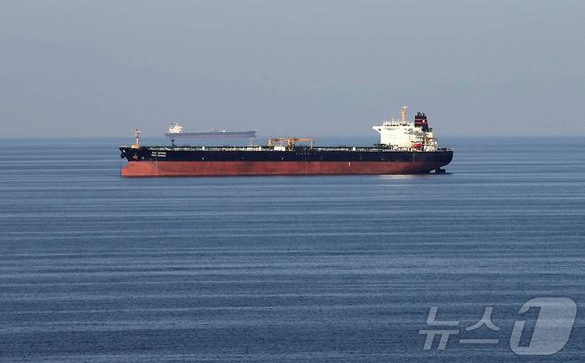 호르무즈해협으로 한 유조선이 지나가고 있다.ⓒ 로이터=뉴스1