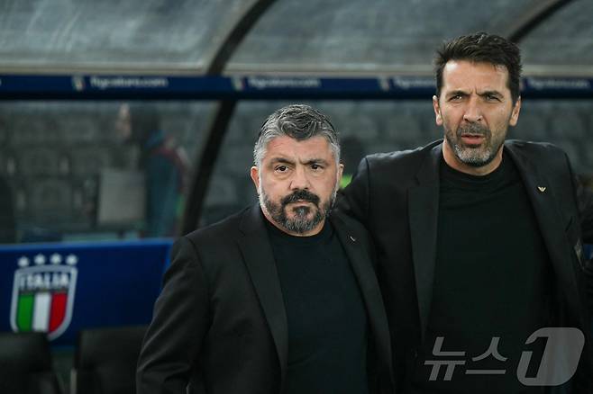 잔루이지 부폰 전 이탈리아 축구대표팀 단장(오른쪽)과 젠나로 가투소 이탈리아 국가대표팀 감독. ⓒ AFP=뉴스1