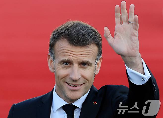 에마뉘엘 마크롱 프랑스 대통령이 2일 경기 성남시 서울공항에 도착, 전용기에서 내려 손을 흔들고 있다. 마크롱 대통령은 오는 3일 이재명 대통령과 정상회담, 국빈 오찬 등의 일정을 진행할 예정이다. 2026.4.2 ⓒ 뉴스1 이호윤 기자