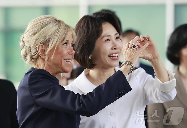 김혜경 여사와 에마뉘엘 마크롱 프랑스 대통령 부인 브리지트 마크롱 여사 3일 국립중앙박물관에서 열린 친교일정에서 관람객들에게 인사하고 있다. (청와대통신사진기자단) 2026.4.3 ⓒ 뉴스1 허경 기자