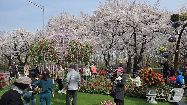 2025년 영등포 여의도 봄꽃 축제가 개막한 3일 국회의사당 뒷편에 자리한 행사장 초입의 모습./뉴스1 ⓒNews1 윤주영 기자