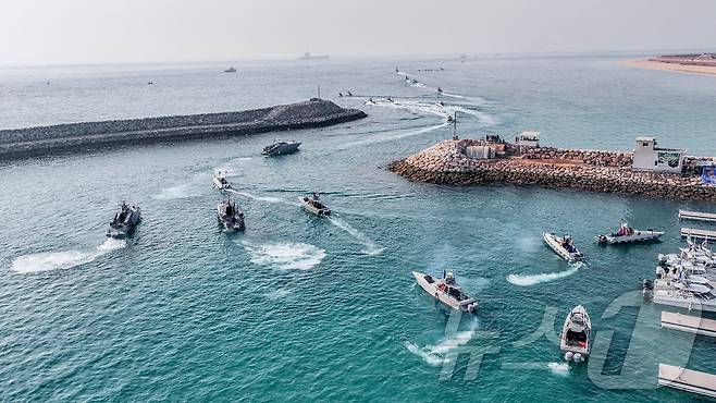 2023년 8월 2일 이란 혁명수비대(IRGC)의 해군 고속정이 아부 무사 섬에서 훈련을 하고 있다. 2023.8.2. ⓒ 뉴스1 ⓒ 로이터=뉴스1