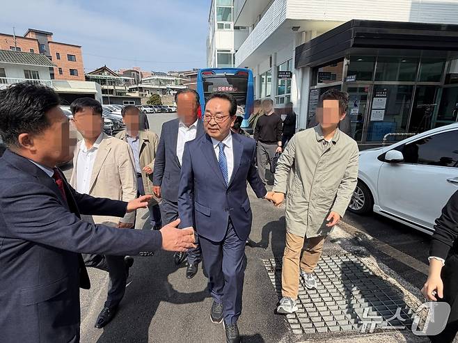 3일 오후 중대재해처벌법 위반 혐의로 기소된 원경환 전 대한석탄공사 사장이 1심에 이어 항소심에서도  무죄를 선고 받은 후 법원을 빠져나가고 있다.2026.4.3 한귀섭 기자