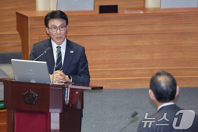 김민석 국무총리가 3일 서울 여의도 국회에서 열린 제434회국회(임시회) 제434-1차 본회의에서 정치·외교·통일·안보에 관한 질문에 답변하고 있다. 2026.4.3 ⓒ 뉴스1 신웅수 기자
