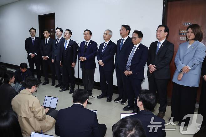 윤석열정권정치검찰조작기소의혹사건진상규명국정조사특별위원회 소속 범여권 의원들이 3일 서울 여의도 국회에서 박상용 검사의 증인 선서 거부에 대한 입장을 밝히고 있다. 2026.4.3 ⓒ 뉴스1 신웅수 기자