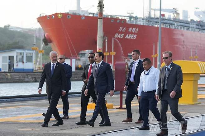 마코 루비오 미국 국무장관이 2일 (현지시간) 파나마 시티에 있는 파나마 운하의 미라플로레스 갑문을 둘러 보고 있다. 2025.02.03 ⓒ AFP=뉴스1