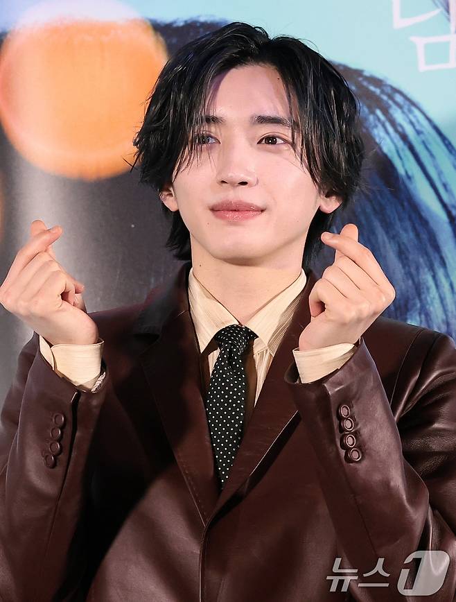 일본 배우 미치에다 슌스케(道枝駿佑)가 3일 서울 용산구 CGV용산아이파크몰에서 열린 영화 ‘네가 마지막으로 남긴 노래’ 기자 간담회에서 포즈를 취하고 있다. 지난 1일 개봉한 '네가 마지막으로 남긴 노래'는 시를 쓰는 소년 '하루토'와 노래로 세상을 그리는 소녀 '아야네'가 둘만의 음악과 사랑을 완성해 가는 청춘을 그린 작품이다. 2026.4.3 ⓒ 뉴스1 권현진 기자