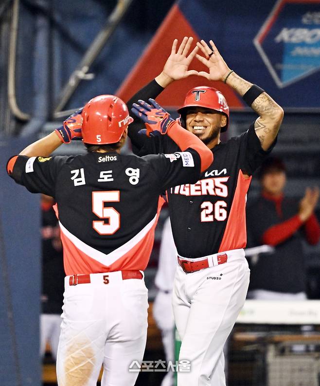 KIA 김도영이 31일 잠실구장에서 열린 2026 KBO리그 LG와 경기 2회초 2사 2루 상황에서 LG 선발 톨허스트를 상대로 2점 홈런을 치고 선행주자 카스트로와 하이파이브를 하고 있다. 잠실 | 박진업 기자 upandup@sportsseoul.com