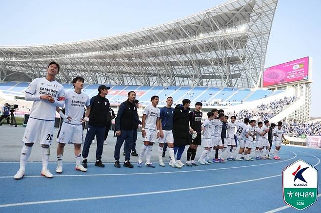 수원 삼성 선수들이 용인전에서 승리한 뒤 팬께 인사하고 있다. 사진 | 한국프로축구연맹