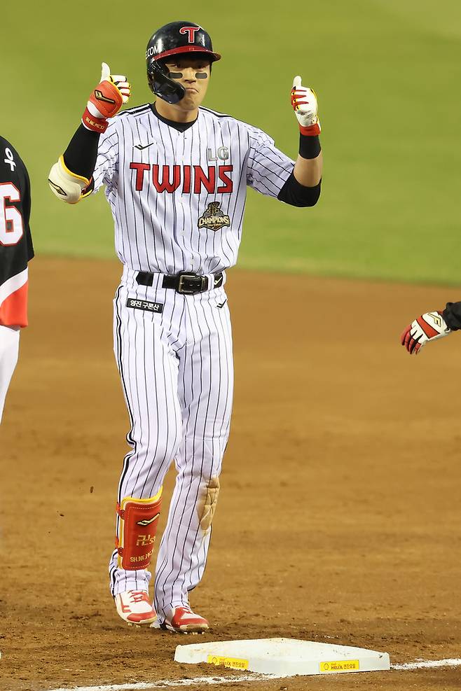 LG 천성호가 2일 서울 잠실구장에서 열린 2026 KBO리그 정규시즌 KIA전 안타를 친 후 세리머니를 하고 있다. 사진 | LG 트윈스