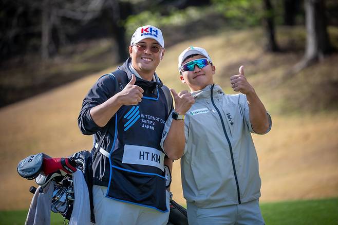 김홍택(오른쪽)이 일본 치바현 칼레도니안GC에서 열린 아시안투어 인터내셔널시리즈 개막전에서 밝은 표정으로 포즈를 취하고 있다. 사진 | 아시안투어