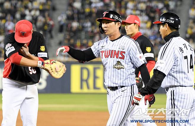 1일 잠실구장에서 열린 LG와 KIA의 경기. LG 오지환이 비디오 판독을 요청하고 있다. 잠실=박재만 기자 pjm@sportschosun.com/2026.04.01/