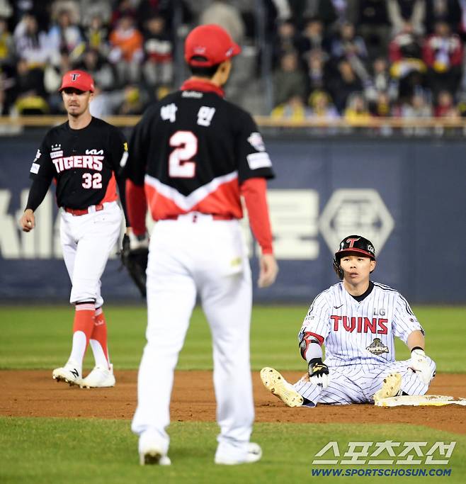 1일 잠실구장에서 열린 LG와 KIA의 경기. 7회말 LG 문성주가 안타를 날린 뒤 2루를 노렸지만 태그아웃 당하고 있다. 잠실=박재만 기자 pjm@sportschosun.com/2026.04.01/