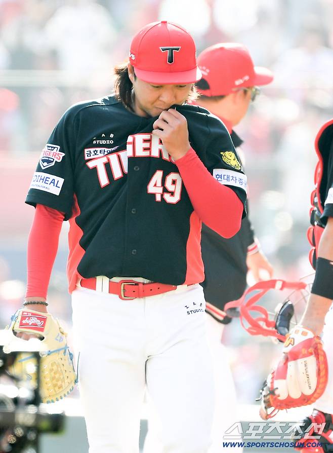 28일 인천 SSG랜더스필드에서 열린 SSG와 KIA의 경기. 7회말 무사 만루 위기를 자초한 KIA 김범수가 마운드에서 내려오고 있다. 인천=박재만 기자 pjm@sportschosun.com/2026.03.28/