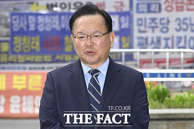 6.3 지방선거 대구광역시장 출마를 선언한 김부겸 전 국무총리가 3일 오전 서울 여의도 더불어민주당사에서 열리는 광역단체장 후보 면접에 앞서 취재진의 질문에 답하고 있다. /송호영 기자