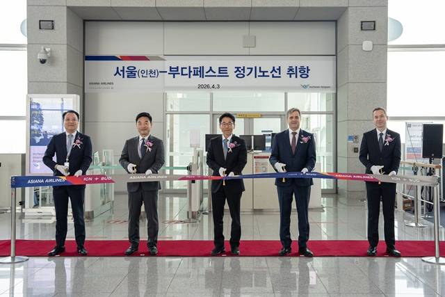 3일 인천국제공항 제2여객터미널에서 열린 아시아나항공 인천-부다페스트 정기노선 취항식에서 (왼쪽부터) 김성무 아시아나항공 인천국제공항서비스지점장, 김태성 인천국제공항공사 허브화전략처장, 박종만 아시아나항공 여객본부장, 세르더헤이 이슈트반 주한 헝가리 대사, 메드비지 이슈트반 주한 헝가리 문화원장이 기념촬영을 하고 있다. /아시아나항공