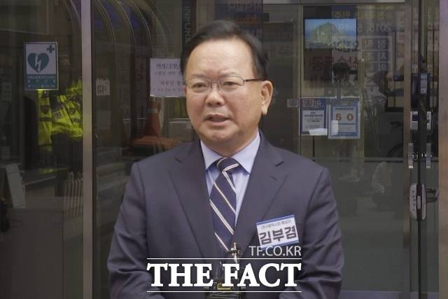 대구시장 출마를 선언한 김부겸 전 국무총리가 3일 오전 서울 여의도 더불어민주당 중앙당사에서 면접을 본 뒤 취재진 질문에 답변하고 있다. /여의도=김민지 기자