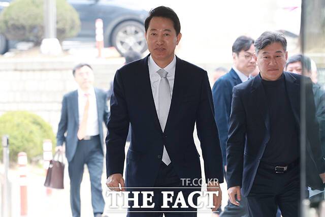 오세훈 서울시장이 3일 오전 서울 서초구 서울중앙지방법원에서 열린 여론조사비 대납 의혹 관련 5차 공판에 출석하고 있다. /사진공동취재단