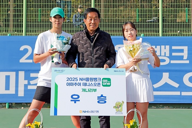 지난해 개나리부에서 우승의 기쁨을 누린 송주리-정소현 조. 성기춘 KATA 회장이 시상에 나섰다. &nbsp;테니스코리아