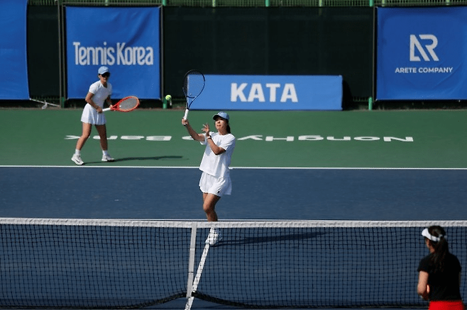 NH올원뱅크 아마추어 테니스오픈에 출전한 선수들이 열띤 플레이를 펼치고 있다. 테니스코리아