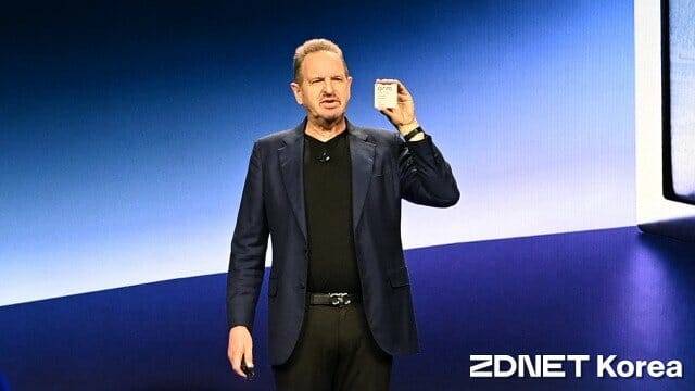 에이전틱 AI를 위해 설계한 AGI CPU를 공개하는 르네 하스 Arm CEO. (사진=지디넷코리아)