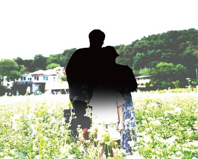 국내입양 가족인 시우네는 여행을 즐긴다. 낯선 곳에서 가족의 소중함이 더욱 와닿기 때문이다. 김씨 부부는 "시우가 계절을 아는 아이로 자랐으면 좋겠다"며 "올 여름에도 가족 여행을 떠날 계획"이라고 했다. 사진은 지난 여행에서 찍은 가족 사진.(얼굴 공개는 원하지 않아 블라인드 처리)