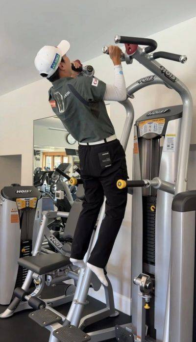 김효주가 비거리를 늘리기 위해 턱걸이 운동을 하고 있다. 팀글로리어스 제공