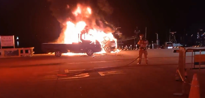 전남 완도군에서 차량 내 휴대용 보조배터리 폭발로 추정되는 화재가 발생해 2명이 부상을 입고 차량 2대가 전소되는 사고가 발생했다.  완도소방서 제공