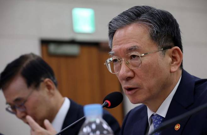 정성호 법무부 장관이 3일 국회에서 열린 '윤석열정권 정치검찰조작기소 의혹사건 진상규명' 국정조사특별위원회 전체회의에서 의원 질의에 답하고 있다.연합뉴스