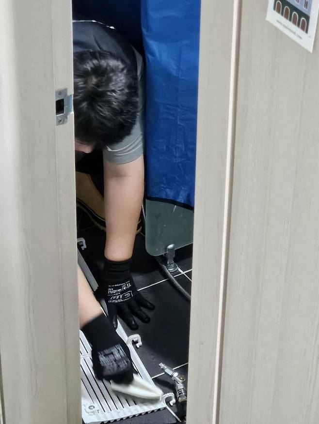 지난 25일 케어 매니저가 LG전자의 휘센 시스템 에어컨 내부 부품을 직접 세척하고 있다. 박준이 기자.