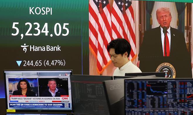 미국 도널드 트럼프 대통령의 강경 발언으로 미국과 이란 간 종전 기대감이 꺾이며 코스피와 코스닥이 하락 마감한 2일 서울 중구 하나은행 딜링룸에서 딜러들이 업무를 보고 있다. /뉴시스