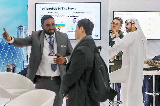 지난해 서울 강남구 코엑스에서 열린 '컴업(COMEUP) 2024'에서 외국인 투자자 및 벤처기업가들이 국내 기업들의 부스를 살펴보고 있다. /뉴스1