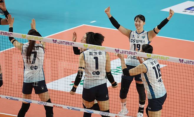 GS칼텍스 선수들이 3일 김천체육관에서 열린 V리그 여자부 챔피언 결정전 2차전에서 한국도로공사를 상대로 득점한 후 기뻐하고 있다. /연합뉴스