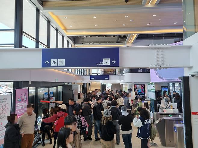 지난 28일 서울 여의도 선착장이 한강버스를 탑승하려는 인파로 붐비고 있다. /김양혁 기자