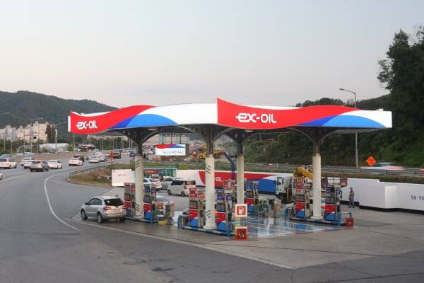 한국도로공사가 고속도로 휴게소에서 운영하는 알뜰주유소 브랜드인 'EX-오일(OIL)'. / 조선DB