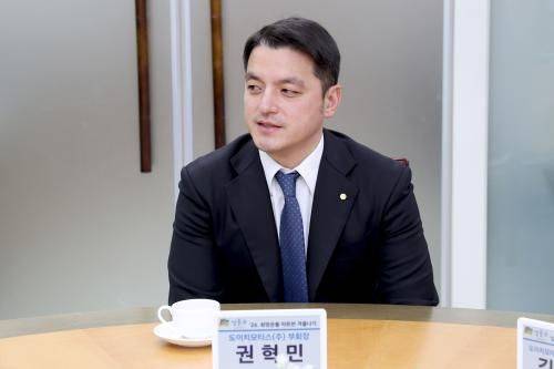 정원오 더불어민주당 서울시장 예비후보가 지난해 12월 성동구청장 재임 시절 성동구청 회의실에서 권혁민 도이치모터스 대표와 대화를 나누고 있다. 이 사진은 현재 성동구청 홈페이지에서 비공개로 전환됐다. ⓒ성동구청