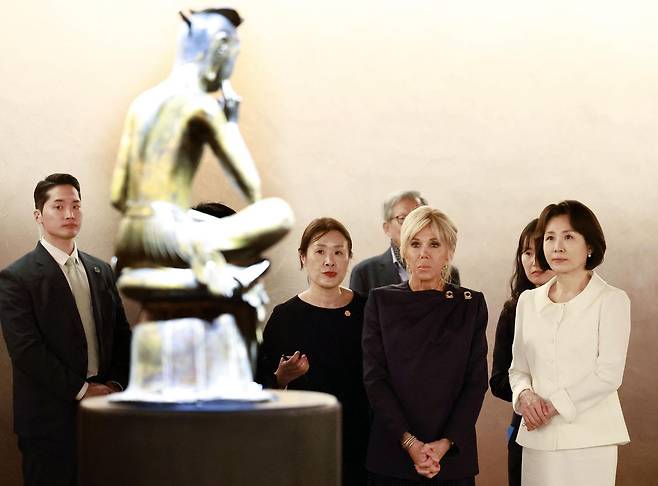 김혜경 여사와 에마뉘엘 마크롱 프랑스 대통령 부인 브리지트 마크롱 여사가 3일 친교 일정으로 서울 용산구 국립중앙박물관을 방문해 사유의 방 관람을 하고 있다. 청와대통신사진기자단