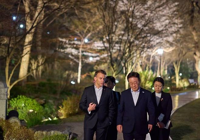 이재명 대통령은 2일 국빈 방한한 에마뉘엘 마크롱 프랑스 대통령과 청와대 상춘재에서 친교 만찬을 함께했다. 두 정상이 함께 걷고 있다. 이 대통령 인스타그램 캡처