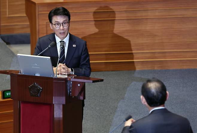 김민석 국무총리가 3일 오후 서울 여의도 국회 본회의장에서 열린 제434회국회(임시회) 제1차 본회의에서 주호영 국민의힘 의원의 정치·외교·통일·안보에 관한 질문에 답변하고 있다. 2026.04.03. 뉴시스