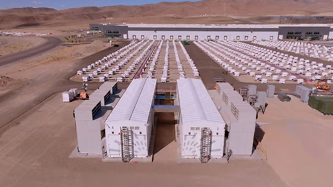 배터리 재활용 기업 레드우드 머티리얼스 사이트에 배치된 크루소 스파크 모듈형 AI 팩토리 유닛들. 전력·냉각·화재 진압 시스템을 갖춘 컨테이너 모듈을 대량으로 배치해 수백 MW 규모까지 확장할 수 있다. 크루소 제공