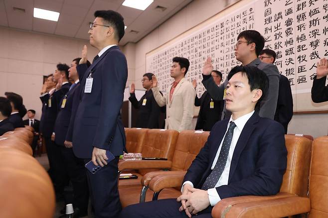 쌍방울 대북송금 사건을 담당했던 박상용 검사가 3일 서울 여의도 국회에서 열린 윤석열정권정치검찰조작기소의혹사건진상규명국정조사특별위원회 전체회의에 증인으로 출석해 증인 선서를 거부하고 있다.  2026.4.3 /사진공동취재단