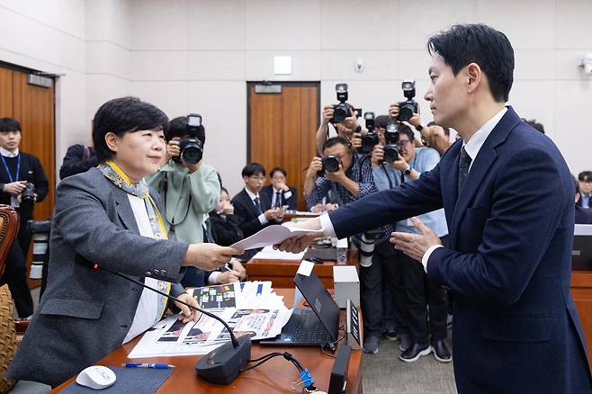 쌍방울 대북송금 사건을 담당했던 박상용 검사가 3일 서울 여의도 국회에서 열린 윤석열정권 정치검찰 조작기소의혹 사건 진상규명 국정조사특별위원회 전체회의에 증인으로 출석해 증인 선서 거부에 관한 소명서를 서영교 위원장에게 제출하고 있다. 2026.4.3 ⓒ 뉴스1