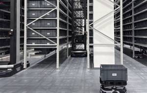 베이징 생산 기지 1층 물류창고의 무인 운반차 (AGV)가 자재를 운반하고 있다. /사진 이은영 기자