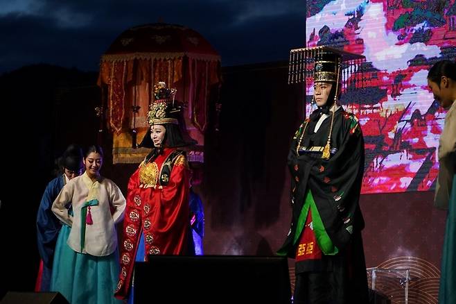 뮤지컬 '명성황후' 주연배우인 김소현(왼쪽)과 손준호(오른쪽)가 무대를 선보이고 있는 모습.