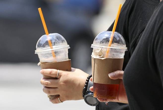 음료를 든 시민들이 이동하고 있다. (기사와 직접 관련 없는 자료사진) 뉴시스